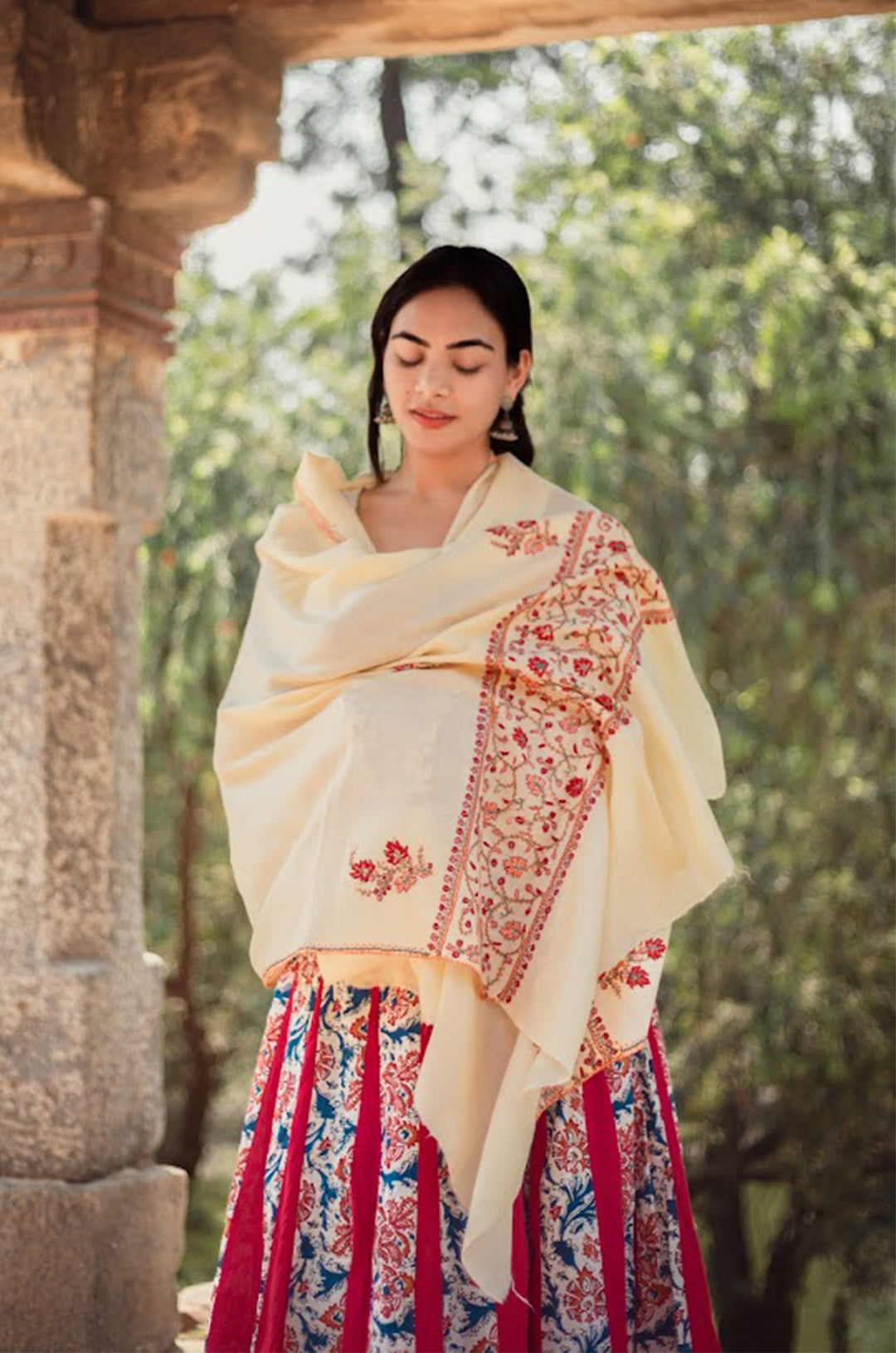 Off white stole with jaal palla work and 3 motifs