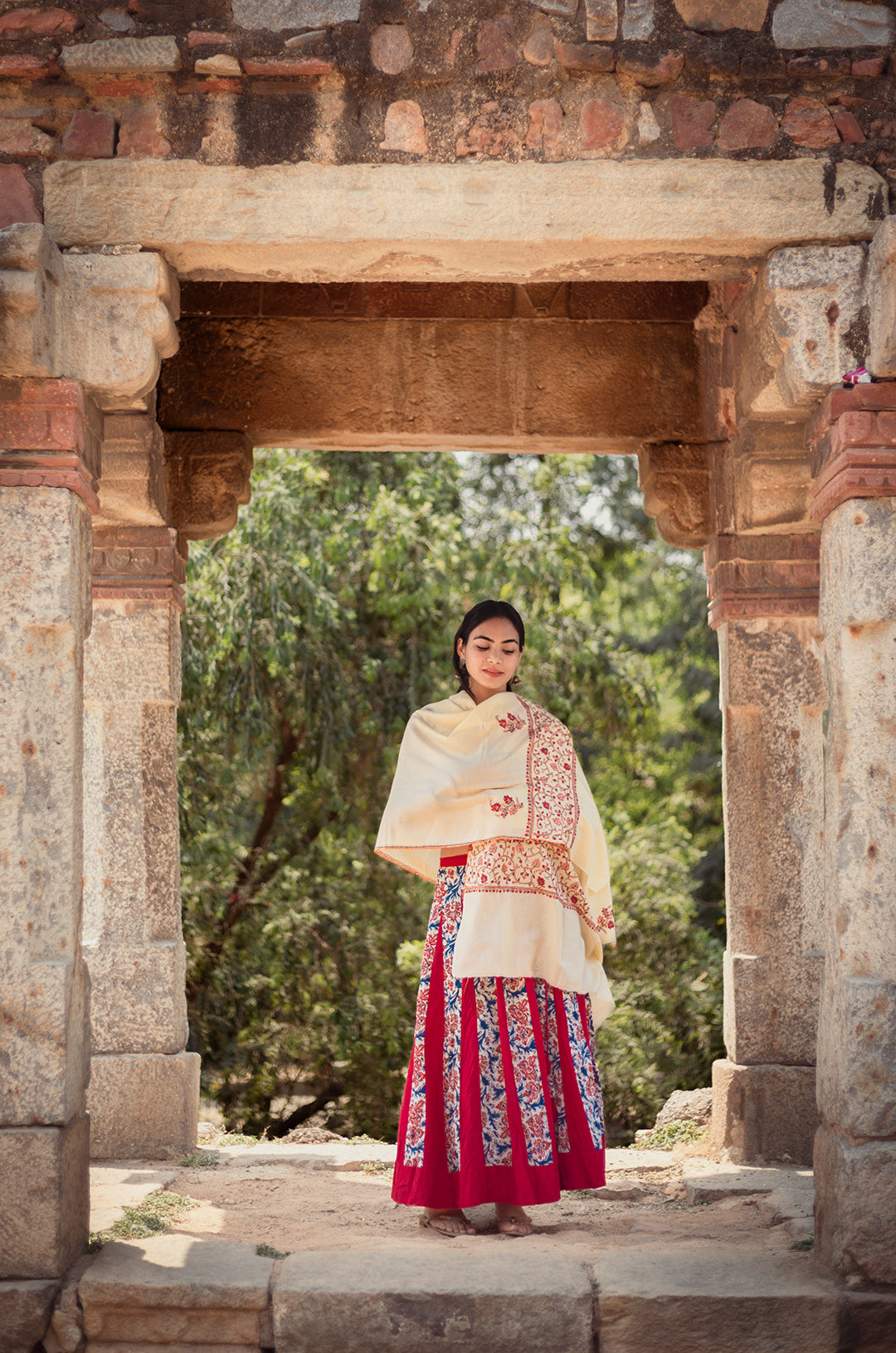 Off white stole with jaal palla work and 3 motifs